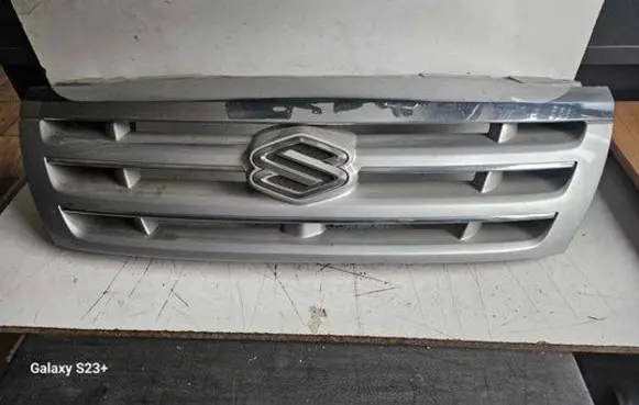 Suzuki Grand Vitara I Front bumper upper radiator grill 7211152D00