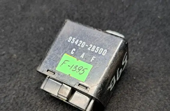 Hyundai Santa Fe Window wiper relay 954202B500