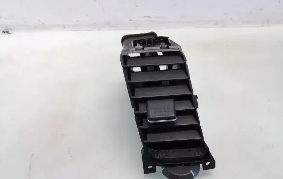 Nissan Primera Dash center air vent grill Y00318