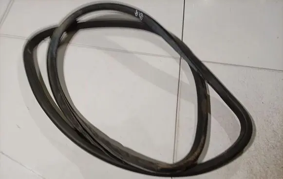 Volkswagen PASSAT B6 Rubber seal rear door 