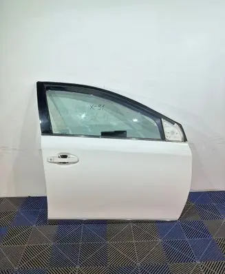 Toyota Auris E180 Front door 