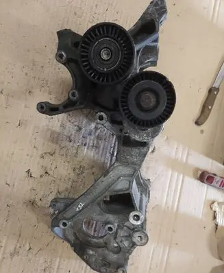 Volkswagen Transporter - Caravelle T5 Generator/alternator bracket 03l903143j