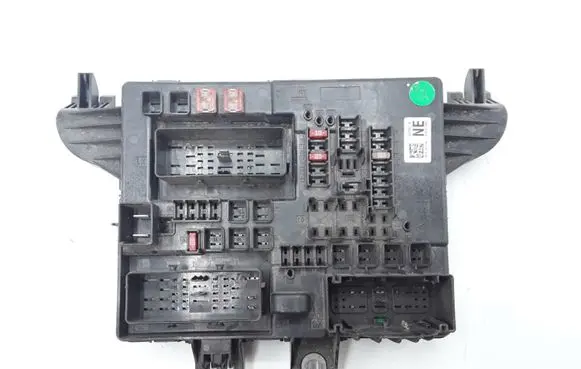 Opel Insignia A Fuse module 1327732103 13277321