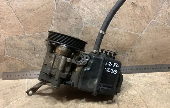 Mercedes-Benz C W204 Power steering pump A0064669201