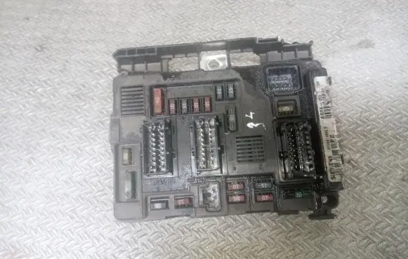 Citroen C5 Fuse module 9643498680