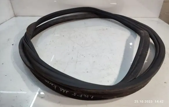 Volkswagen Golf V Loading door rubber seal (on body) 