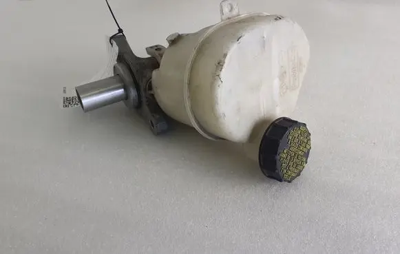Brake fluid reservoir