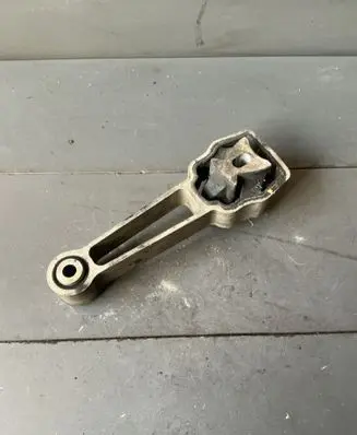 Volvo XC70 Engine mount bracket