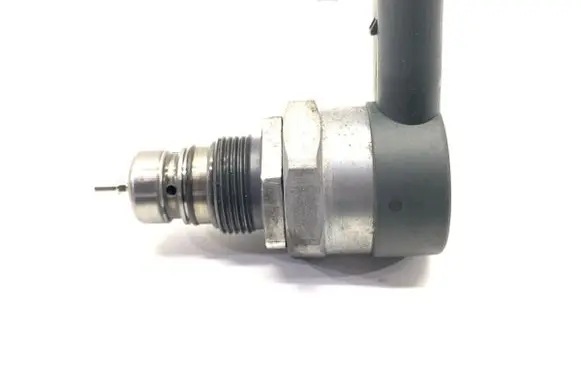 Volkswagen Golf VII Fuel pressure regulator 057130764AB