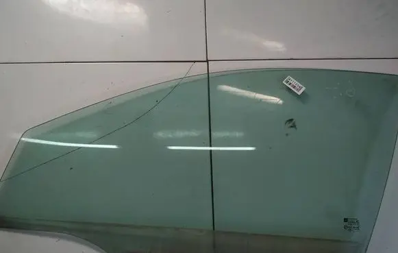 Opel Astra H Front door window glass four-door AS2