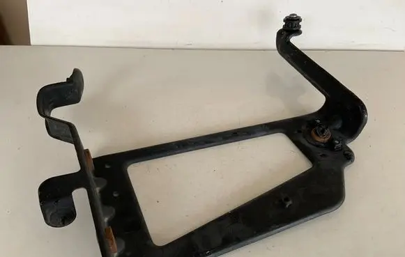 Radiator mount bracket