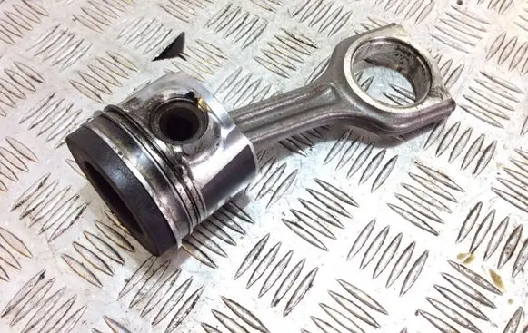 Ford Focus Piston with connecting rod