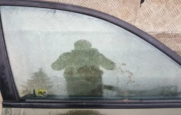Mitsubishi Carisma Front door window glass four-door