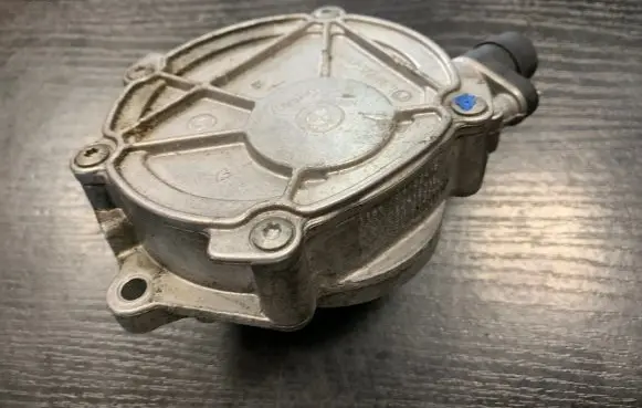 BMW 1 E81 E87 Vacuum pump 7517024