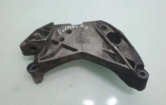 Volkswagen PASSAT CC Engine mounting bracket 06J199207P