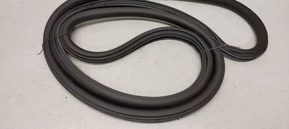 Volkswagen PASSAT B5.5 Front door rubber seal 3B0867366L