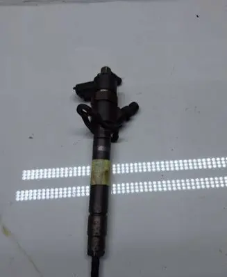 Volvo XC70 Fuel injector 30750283