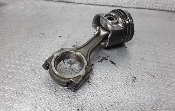 Toyota Avensis T250 Piston with connecting rod 86L78