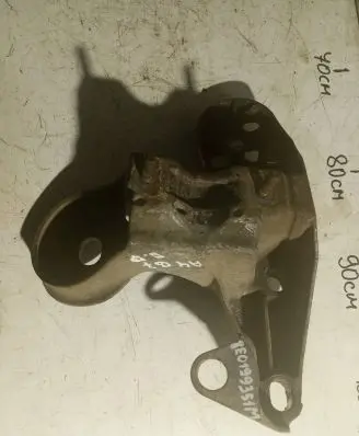 Audi A4 S4 B7 8E 8H Engine mounting bracket 8E0199351M
