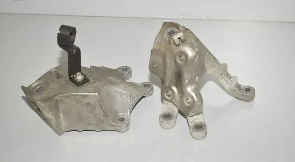 Engine mounting bracket