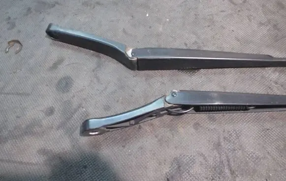 Volkswagen PASSAT B6 Front wiper blade arm 3C1955410B