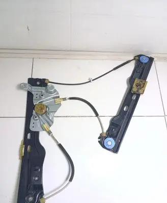 Opel Astra J Front window lifting mechanism without motor 915368103