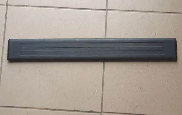 Mercedes-Benz GL X164 Front sill trim cover A1646800435