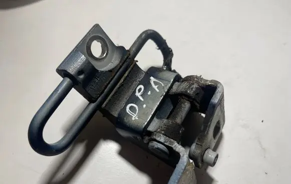 Volkswagen Golf Plus Front door lower hinge 1K0831412Q