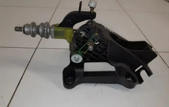 Toyota Auris 150 Gear shifter/selector 112102102