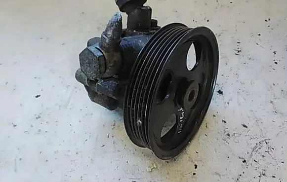Opel Insignia A Power steering pump mounting bracket 55563329