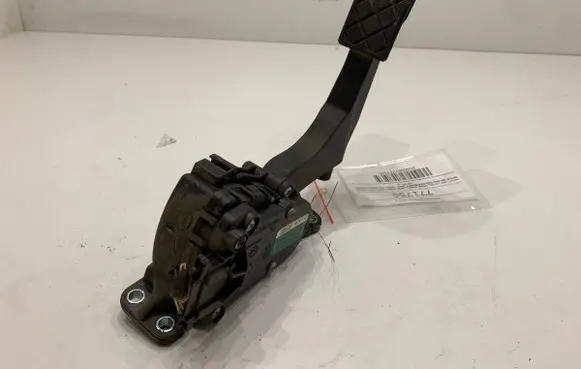 Accelerator throttle pedal