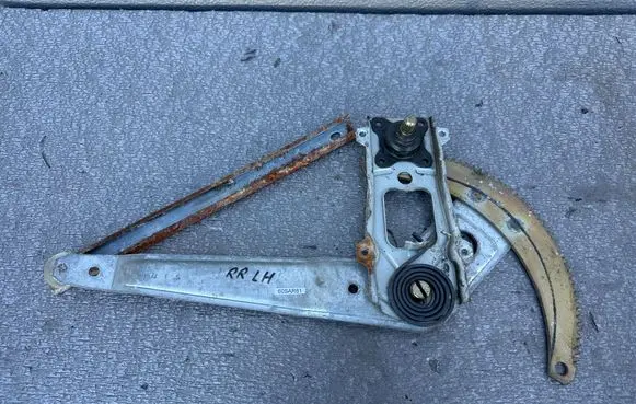 Nissan Patrol Y60 Rear window lifting mechanism without motor 8270126J00