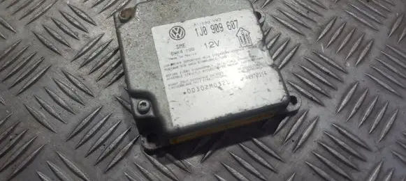 Volkswagen PASSAT B5 Airbag control unit/module 1j0909607 5wk4199