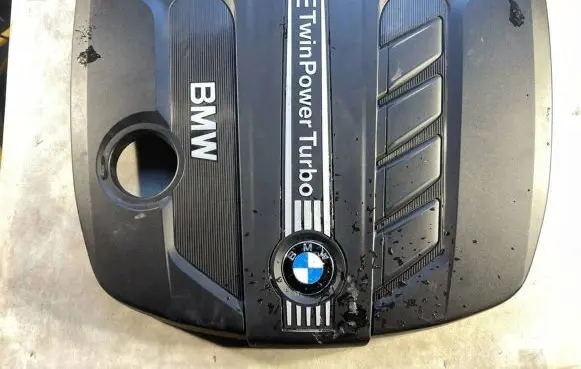 BMW 5 F10 F11 Engine cover (trim) 8510475 11252010