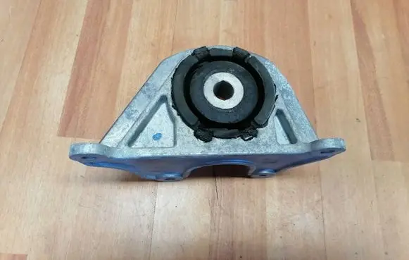 Engine mount bracket