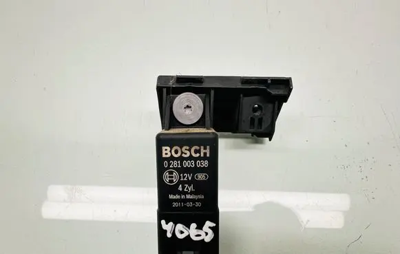 Volkswagen Golf Plus Glow plug pre-heat relay 0281003038 20110330