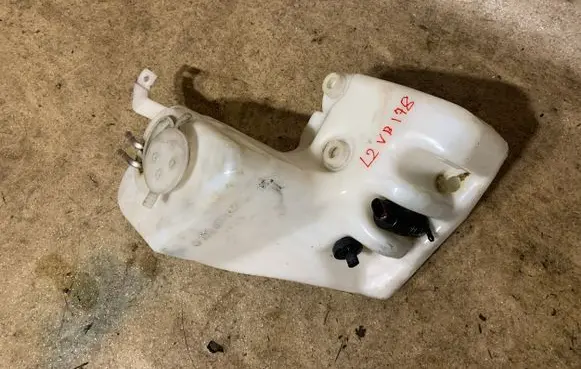 Windshield washer fluid reservoir/tank