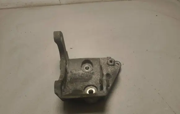 Land Rover Discovery 3 - LR3 Engine mounting bracket 4R8Q3K738CC AIS18C03 DC4YA