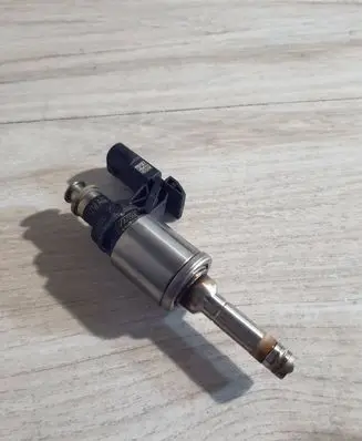 Volkswagen Golf VII Fuel injector 04E906036E