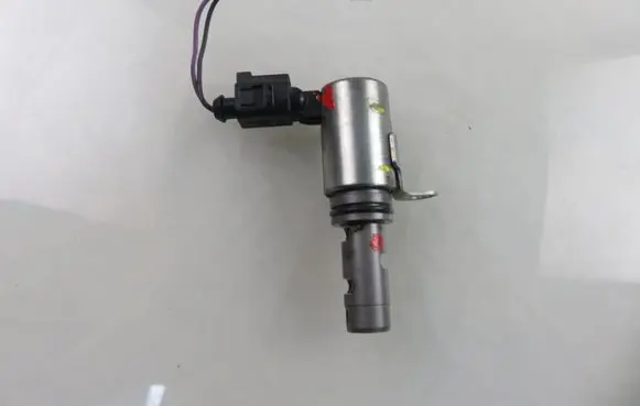 Volkswagen Golf V Camshaft vanos timing valve 706117540