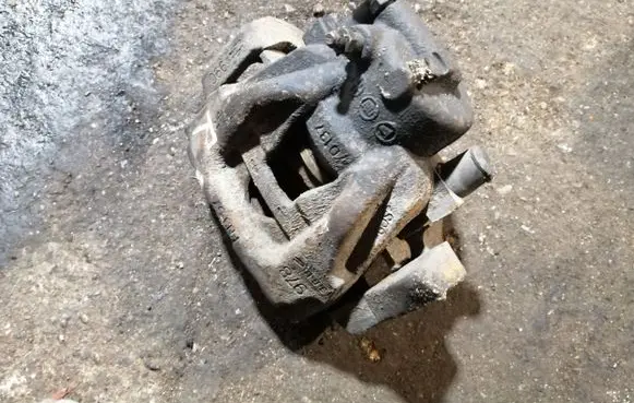 Fiat 500L Front brake caliper