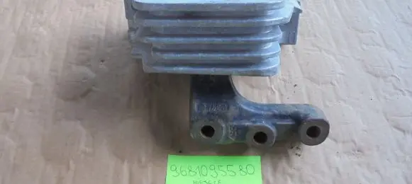 Peugeot 207 Engine mounting bracket