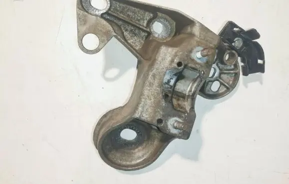 Audi A4 S4 B6 8E 8H Engine mounting bracket 8E0199352