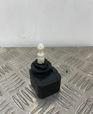 Headlight level adjustment motor