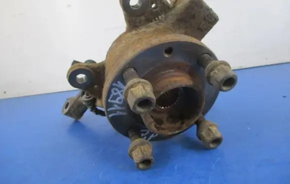 Renault Clio III Front wheel hub spindle knuckle