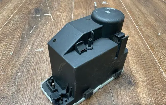 Mercedes-Benz E W124 Central locking vacuum pump 1248001148