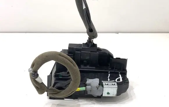Nissan Juke I F15 Rear door lock 
