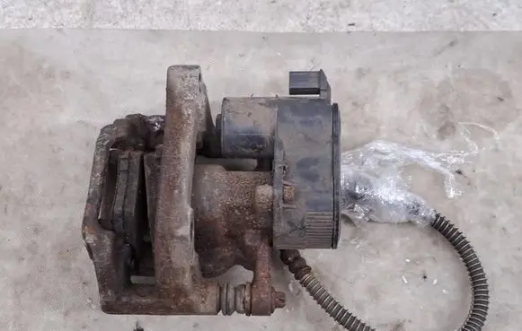 Opel Mokka B Rear brake caliper 9819059480