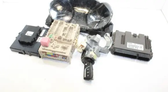 Toyota Avensis T270 Engine ECU kit and lock set 8966105F50 0281031706