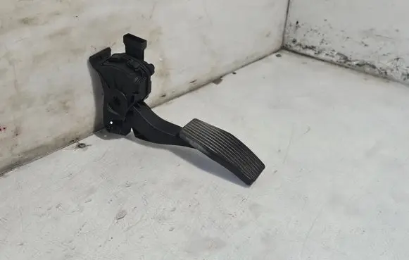 Opel Insignia A Accelerator throttle pedal 13237352